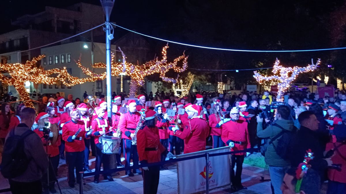 Στη κατάμεστη από κόσμο  πλατεία Ελευθερίας στο Κιάτο πραγματοποιήθηκε η Φωταγώγηση του Χριστουγεννιάτικου Δέντρου  το Σάββατο 29 Νοεμβρίου 2025.