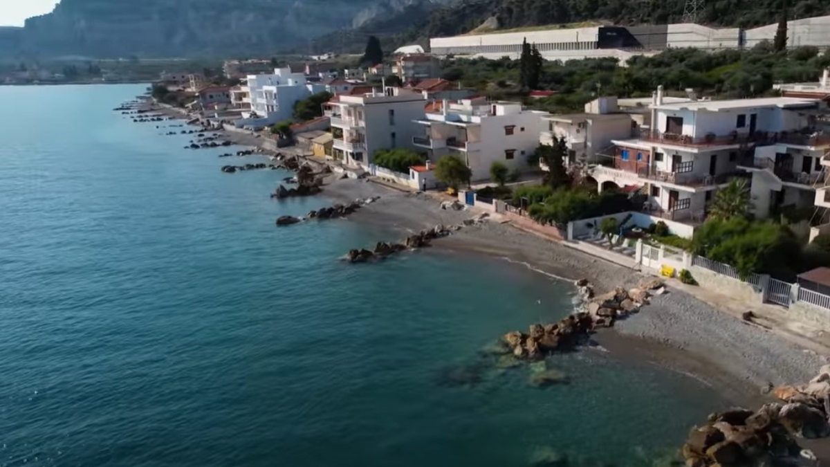 skai.gr - Δερβένι: Tο στολίδι της Πελοποννήσου που αντιστέκεται στην άβυσσο του Κορινθιακού