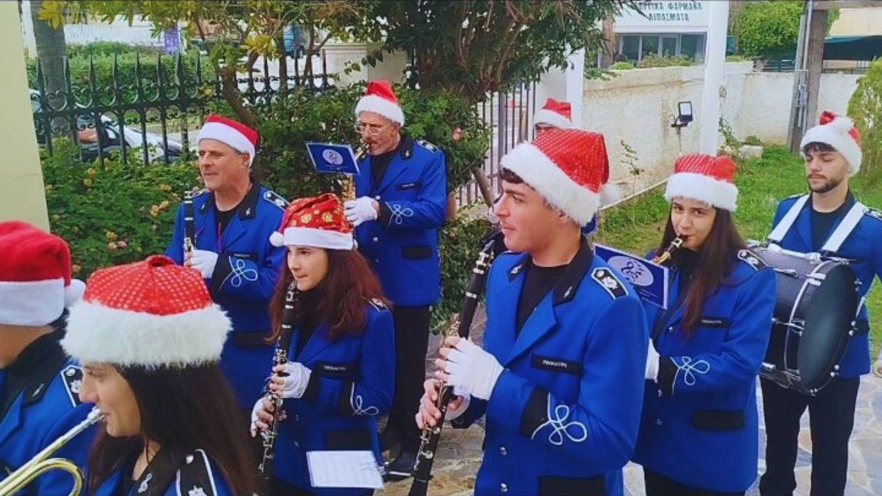 Χριστουγεννιάτικα Κάλαντα από τη Φιλαρμονική Ξυλοκάστρου στο Δήμαρχο